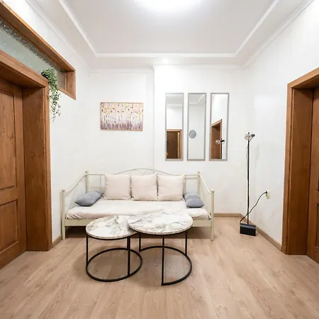 Luminous 2bdr With Balcony & View In The Center Apartment